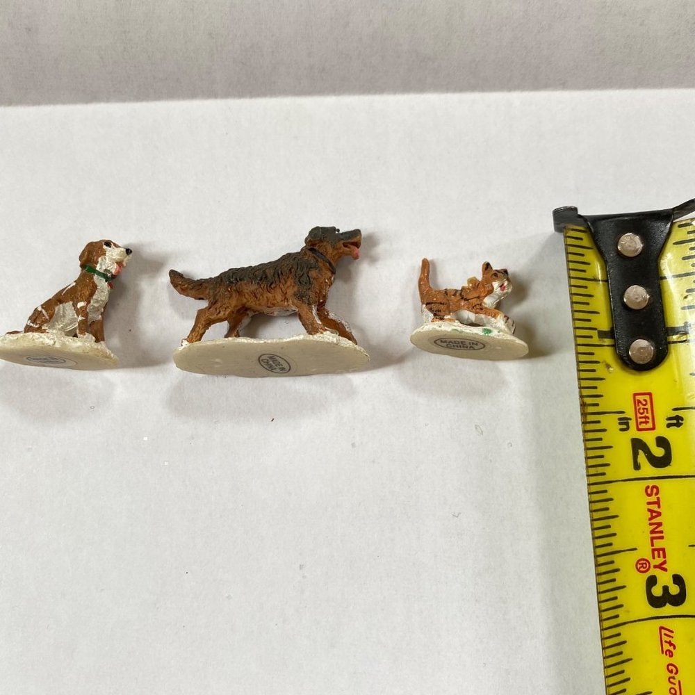Christmas Village Figurines Victoria Style Carolers Dogs Cat Mini Figures Set - Picture 7 of 13